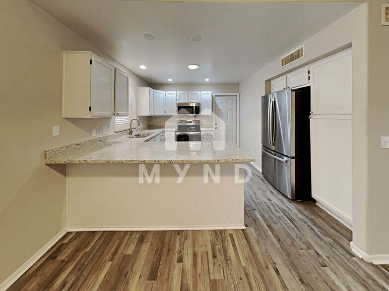 Building Photo - 8027 W Laurel Ln