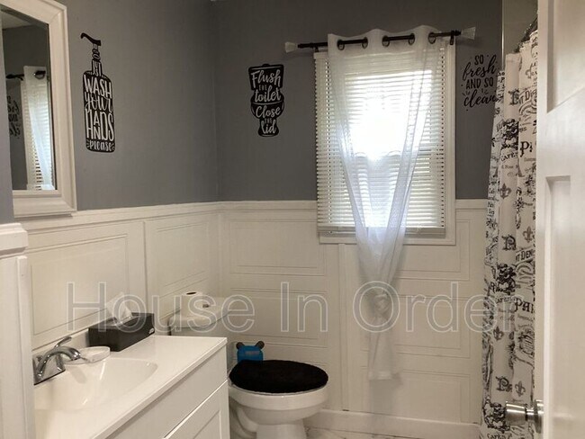 Building Photo - 64 Valentine St