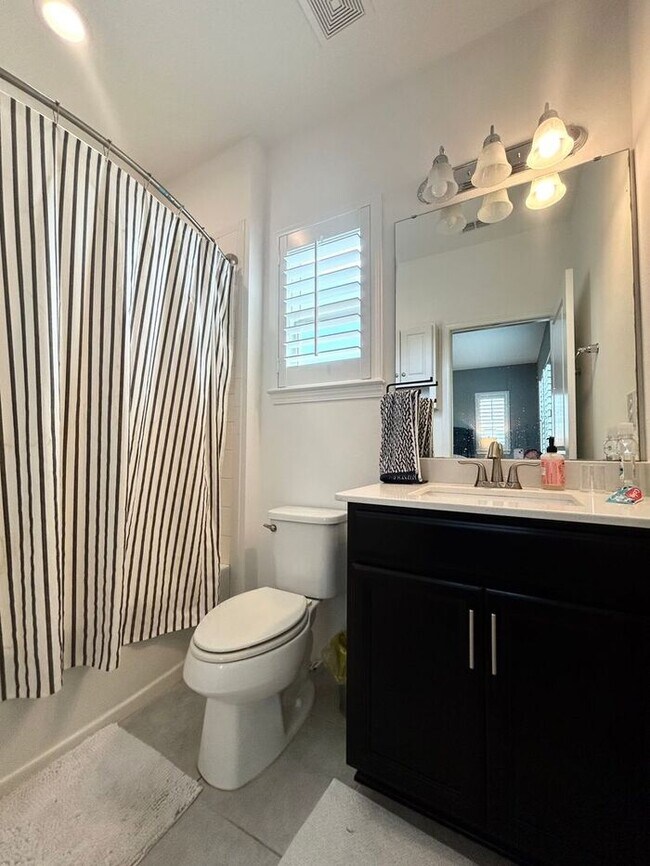Building Photo - Elegant 5-Bedroom Pool Home for Rent in Sa...