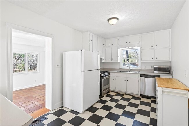 Building Photo - 3006 Hollywood Dr