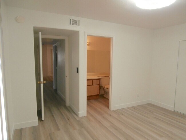 Building Photo - Pleasant 2 Bedroom 2 Bathroom Condo in Gated Community!