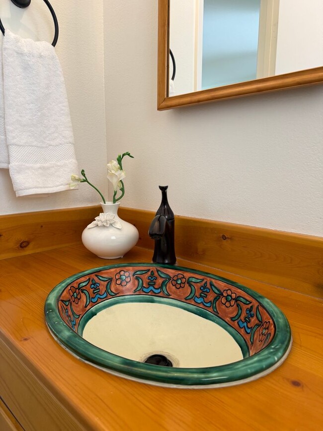 Building Photo - East End Ventura Gem - Spacious, Sunny & Immaculate