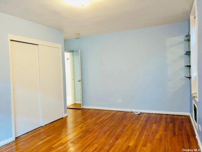 Building Photo - 83-30 Vietor Ave