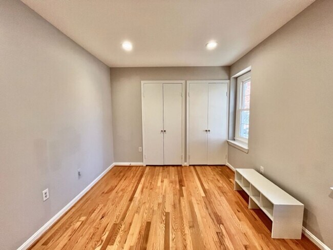 Building Photo - Beautiful and updated 4 BR 2.5 BA with gar...