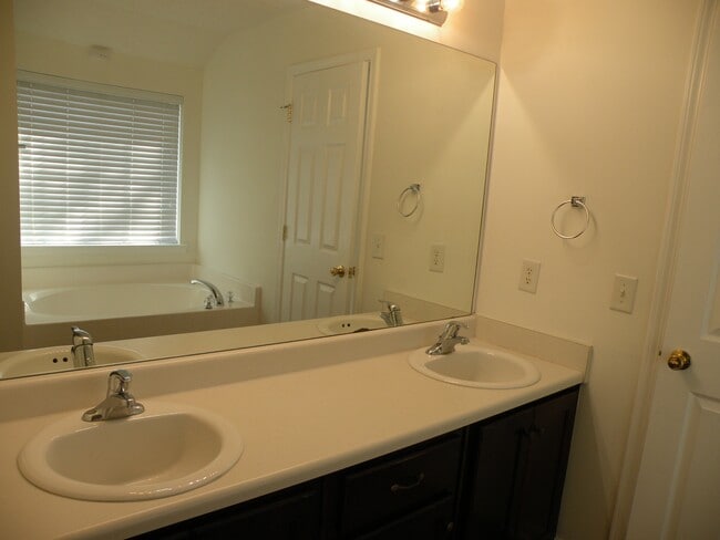 Building Photo - 147 Brianna Cir