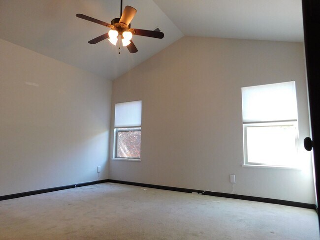 Building Photo - Beautiful Home in Clifton
