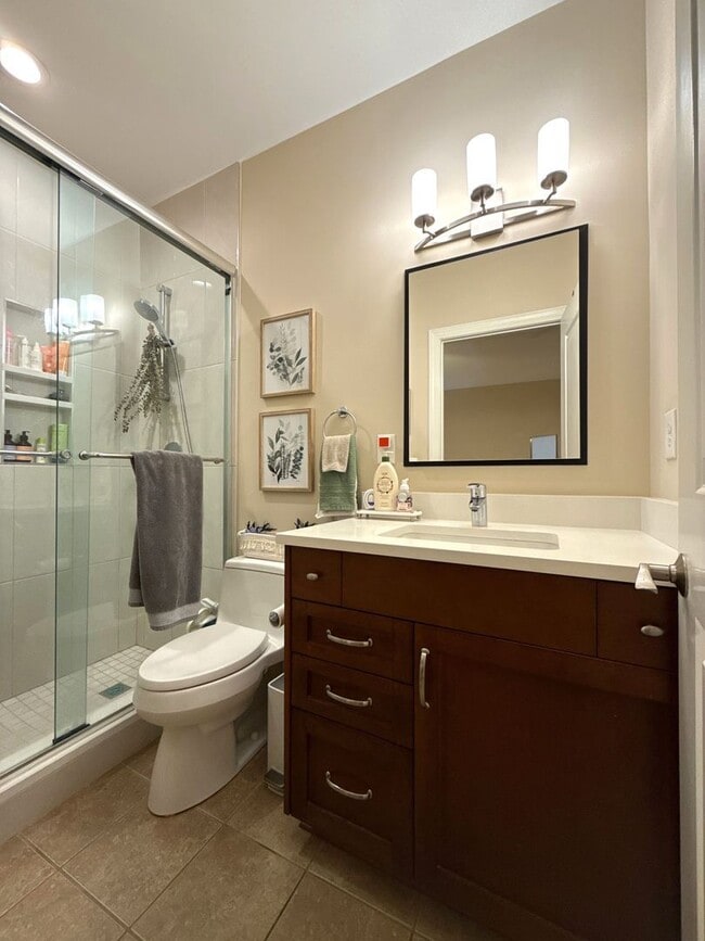 Building Photo - Fantastic Condo in South End!