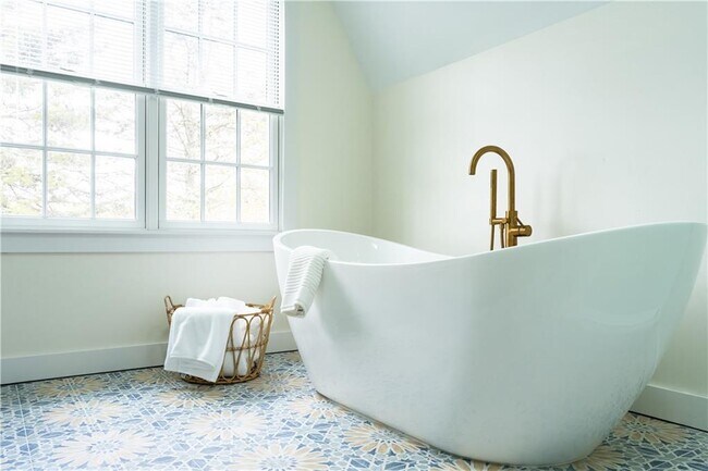 Building Photo - 304 Third Beach Rd