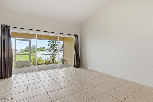 Building Photo - 516-518 SE 5th Pl