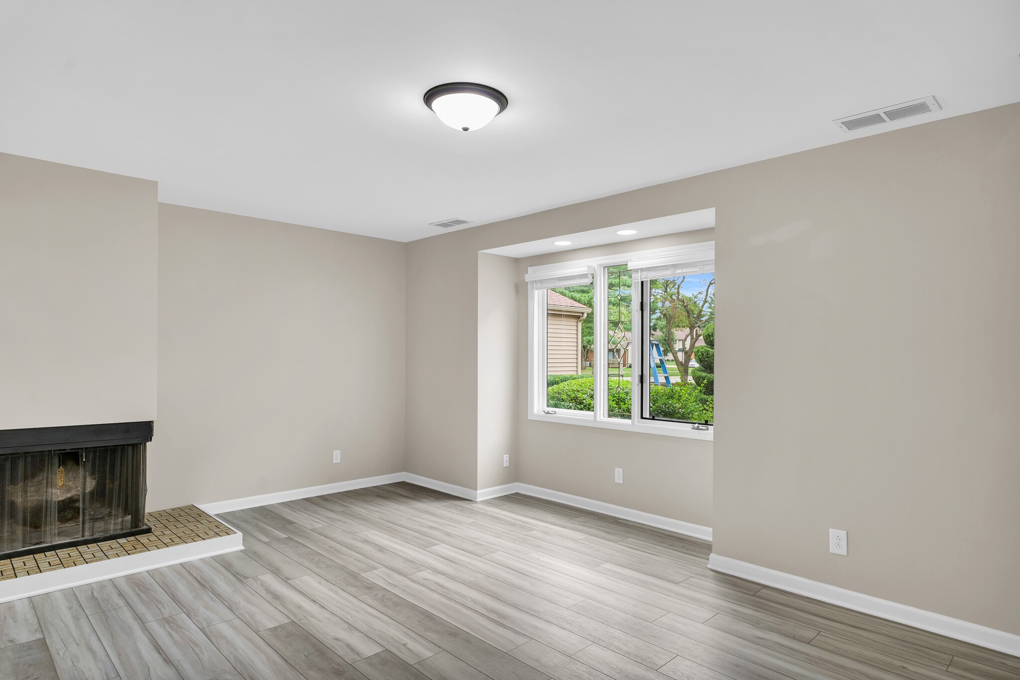 Building Photo - 1604 Lyndhurst Dr