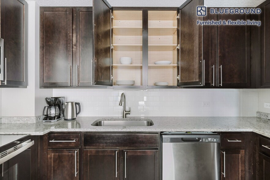 Building Photo - 77 W Huron St