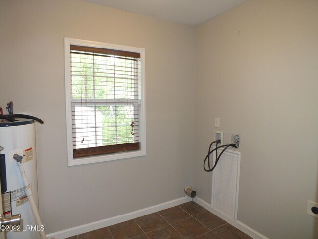 Building Photo - 418 Meritta Ave