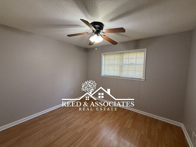 Building Photo - 3 Bedroom Located Near Kirby High School