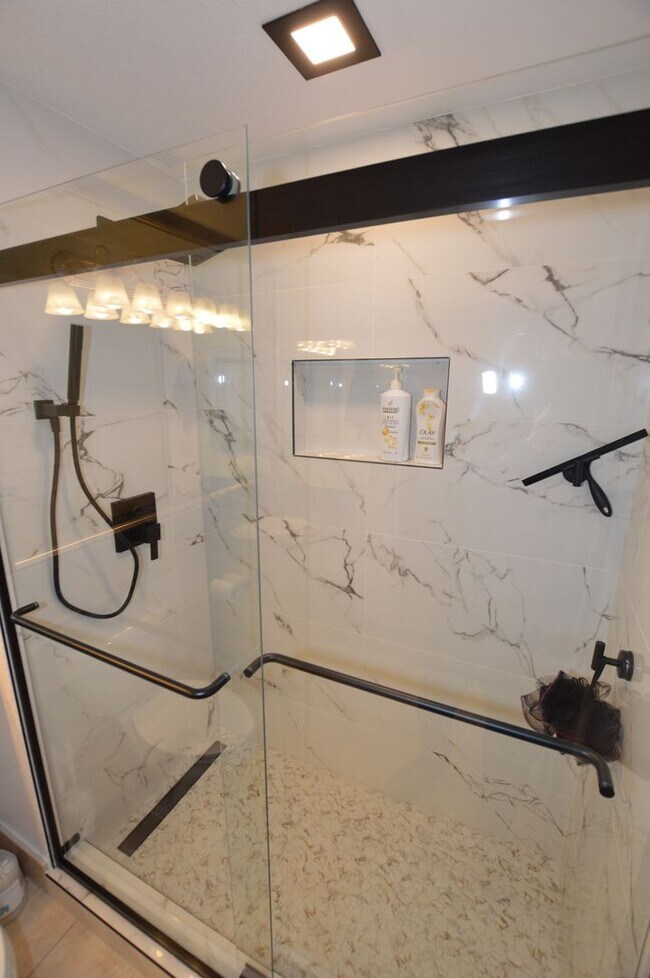 Building Photo - Fully Furnished, 1 Bd / 1 Ba Luxury Condo