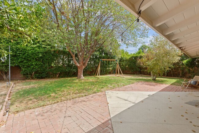 Building Photo - Charming Mid-Century 3-Bedroom Home in Win...