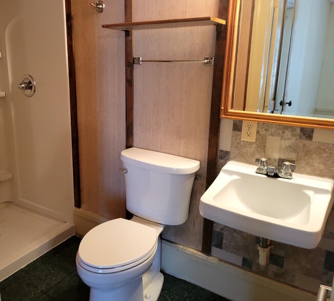 Building Photo - 204 E Broadway Ave