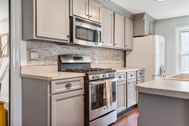 Building Photo - 33 Exeter Rd