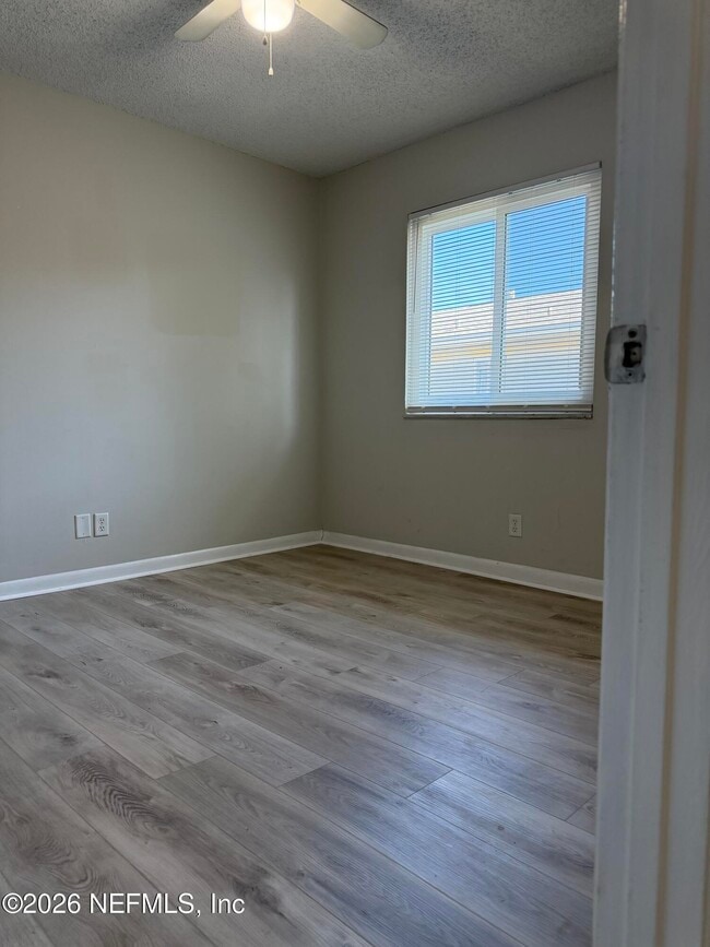 Building Photo - 402 14th Ave S