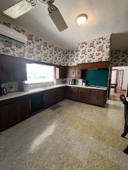 Building Photo - 305 W Main St