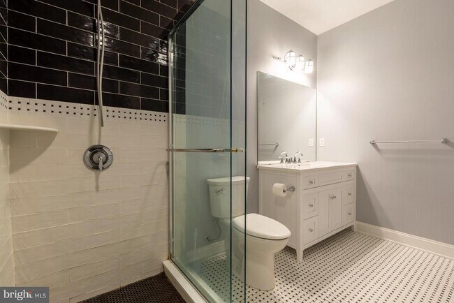 Building Photo - 153 Levering St