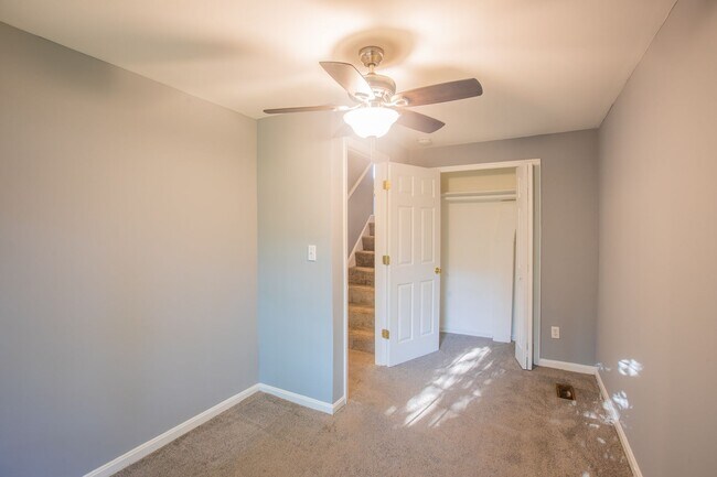 Building Photo - Amazing 4 BR/2 BA Semi-Detached Home in Ca...