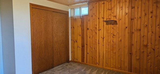 Building Photo - Large Rambler with 5 bedrooms, 2 baths wit...