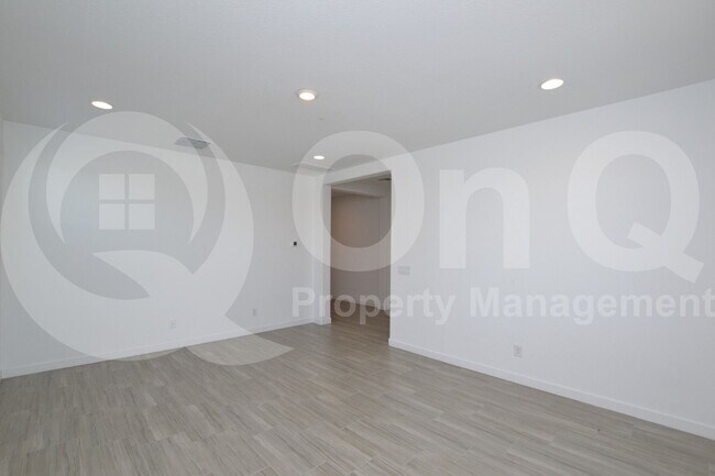 Building Photo - 9213 W Glenrosa Ave