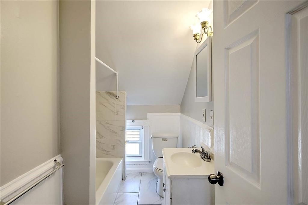 Building Photo - 24 Ida St