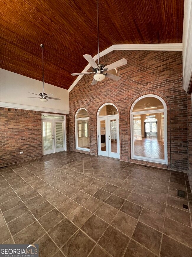 Building Photo - 678 Verney Dr