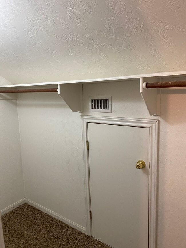 Building Photo - THREE BEDROOMS TWO BATHS, FENCED BACKYARD, ON SHUTTLE ROUTE