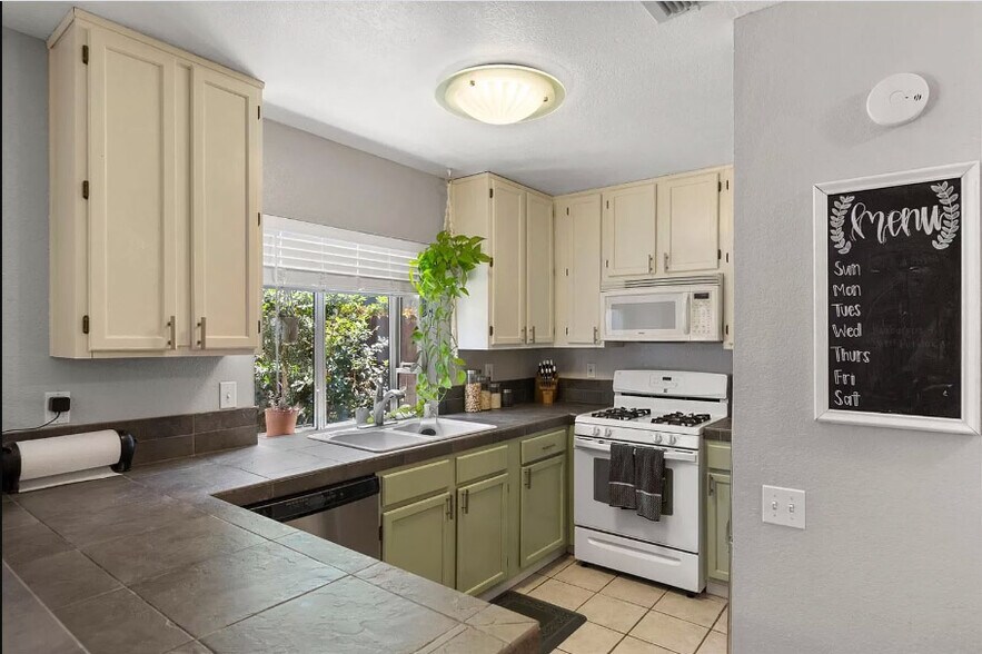 Building Photo - 35 Patricia Way