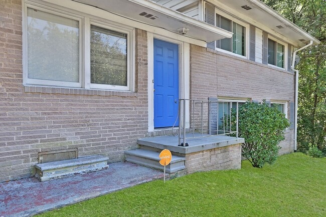 Building Photo - Beautiful, Newly Renovated 5 Bed 2 Bath si...