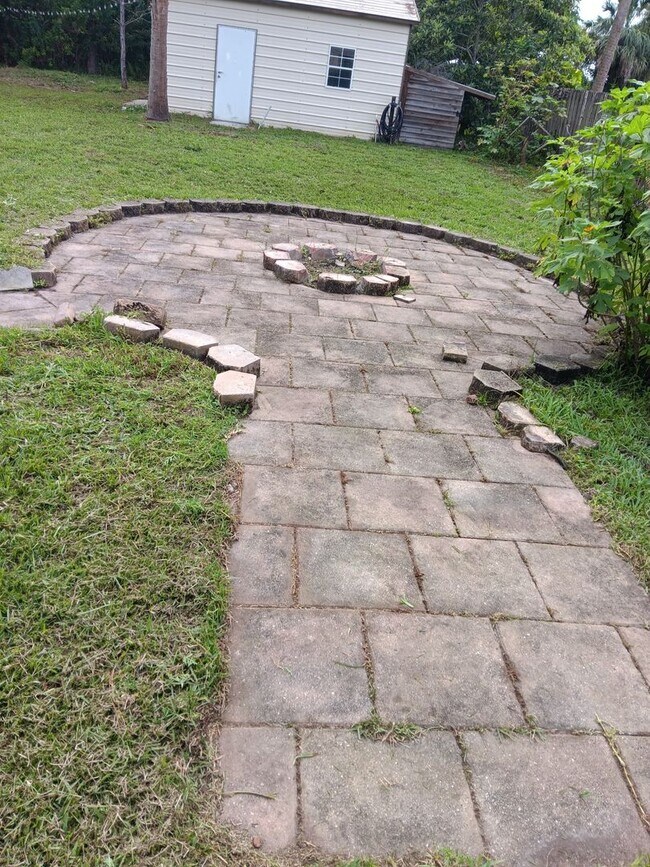 Building Photo - 3 Bedroom 1 Bath Home with Fully Fenced Backyard for Rent in SE Palm Bay