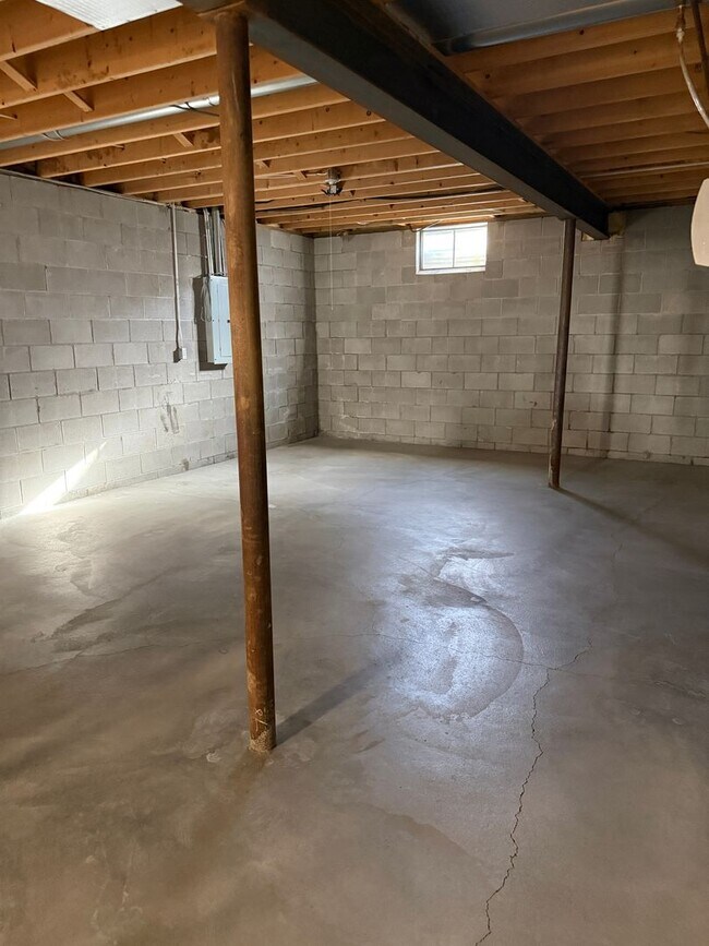 Building Photo - 2110 John St