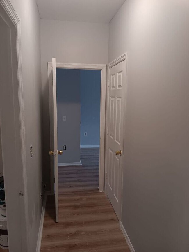 Building Photo - 3 Bedroom Apartment w Free Heat