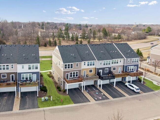 Building Photo - Spacious 3bed 3bath Townhome in Chaska!