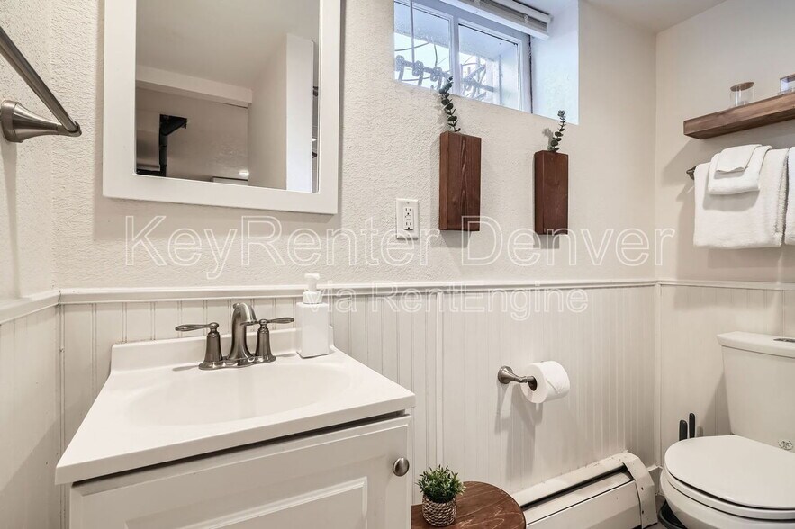 Building Photo - 682 N Clarkson St