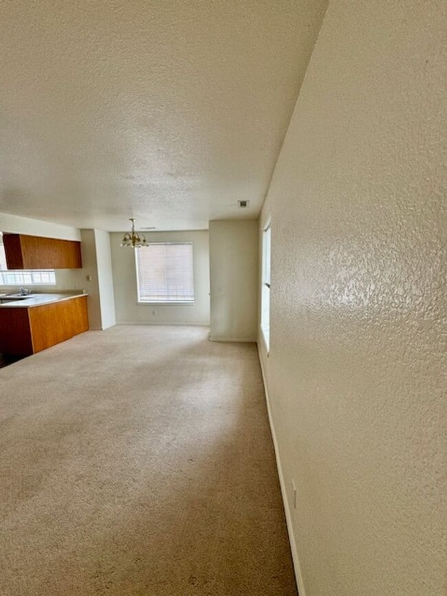 Building Photo - 2 Bedroom 2 Bath Centrally Located Condo