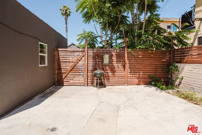 Building Photo - 5630 1/2 Craner Ave
