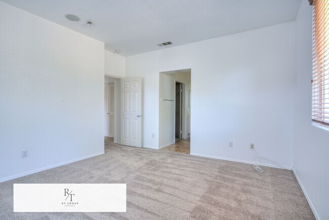 Building Photo - 27944 John F Kennedy Dr