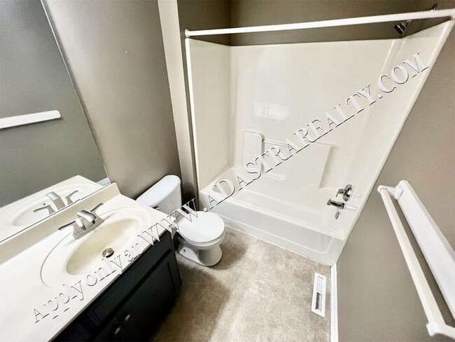 Building Photo - Spacious Shawnee Townhome 3 Bed/3 Bath-Ava...