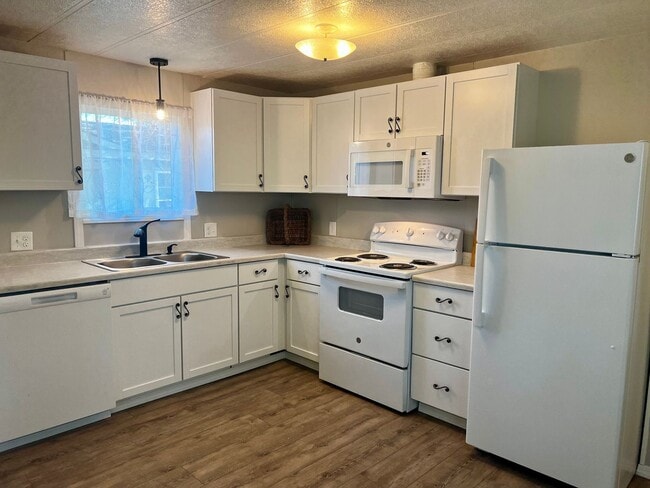 Building Photo - Newly Remodeled 3-Bedroom on Fully-Fenced Lot