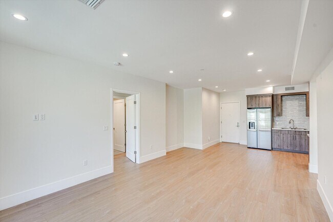 Building Photo - Riverside 4 Lease