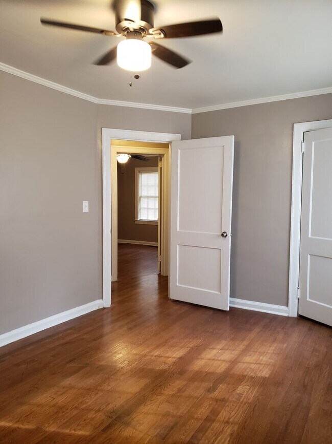 Building Photo - MOVE IN TODAY! Cute 3 bedroom 2 bath located in Sylvan Hills, Atlanta