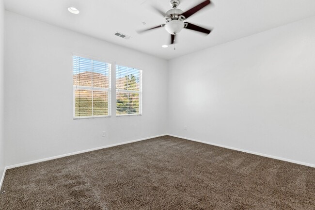 Building Photo - 2 bedroom Condo with an attached garage an...