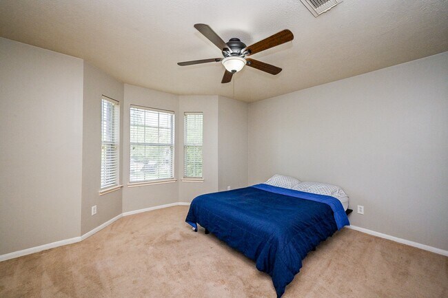 Building Photo - 2534 Halstead Dr