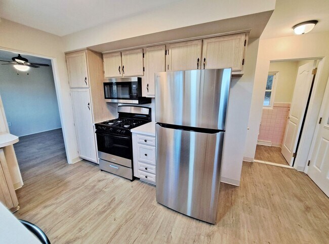 Building Photo - 3 Bed / 1-1/2 Bath Single Family Home w/ 2-Car Garage