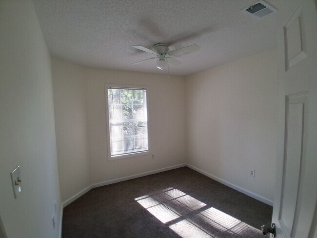 Building Photo - 3BD/2.5 BA Townhome