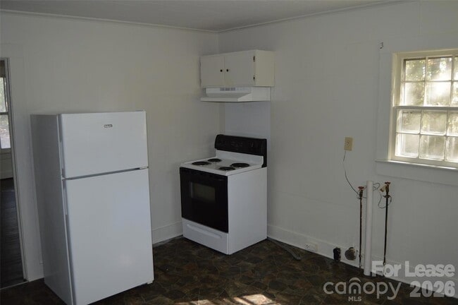 Building Photo - 245 N Main St