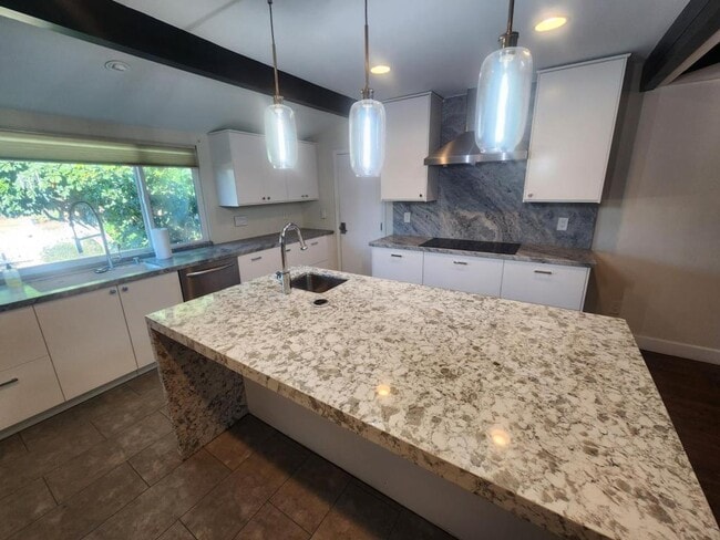 Building Photo - 9345 Golondrina Dr